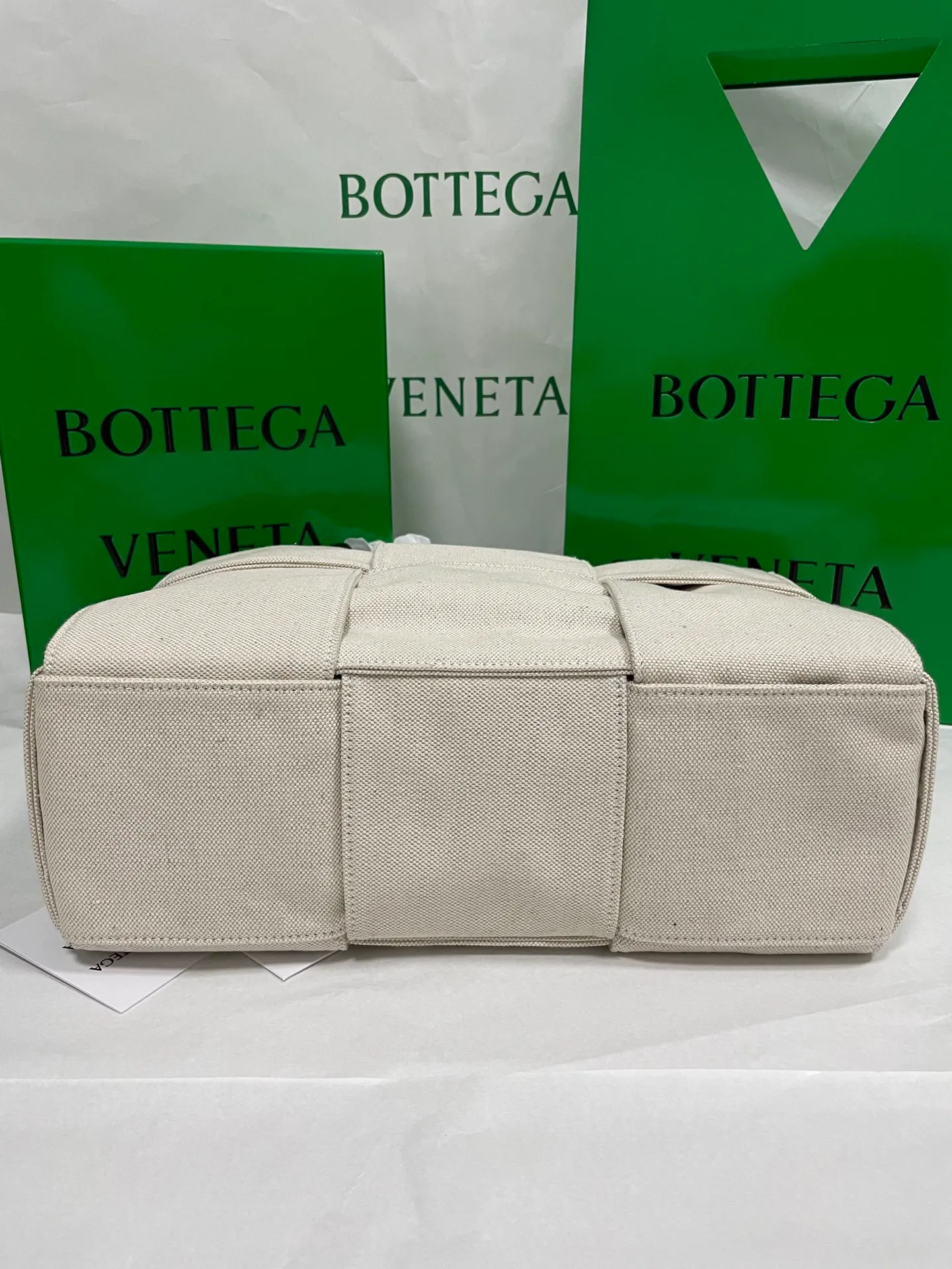 #𝐀𝐑𝐂𝐎 𝐓𝐎𝐓𝐄 Woven tote bag, 3 compartments in linen. Here comes the elegant tote bag. The woven elements and white body are perfect for commuting. The linen fabric and the overall design are simple and fashionable. The upper body is very easy to match. It has a strong signature. It is cool and cool, light and versatile. It is a favorite of many people. You can’t go wrong with this one! Size: 36*24*12